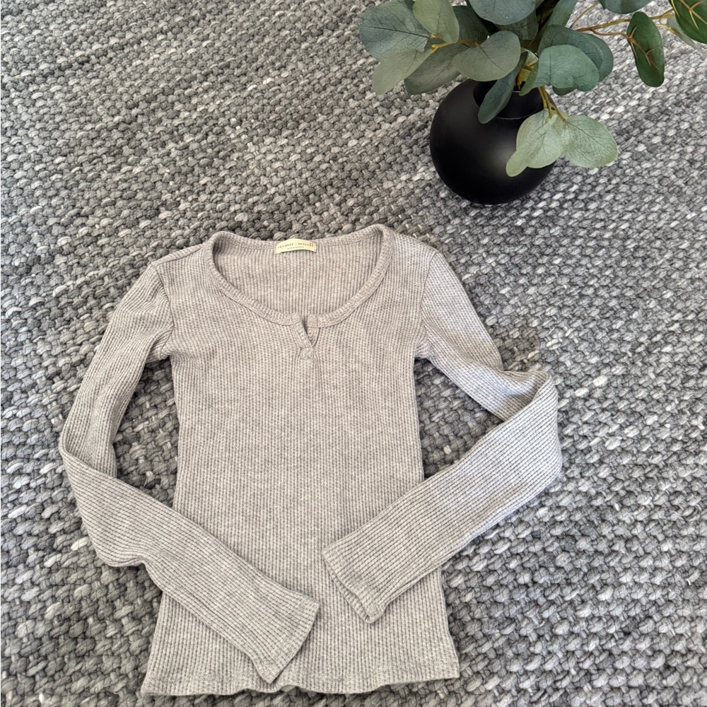 Frankee & Skylarr grey long sleeve Henley Neckline Size Extra Small